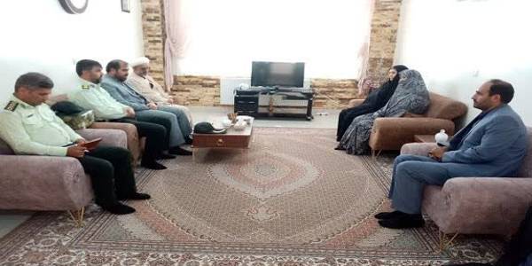 🔴دیدار فرماندار ، امام جمعه و مسئولان فراهان با خانواده شهیدخسروانی به مناسبت آغاز هفته نیروی انتظامی