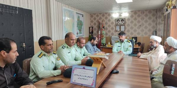 🔴حضور آقازیارتی فرماندار فراهان، امام جمعه شهرستان و جمعی از مسئولین در فرماندهی انتظامی شهرستان