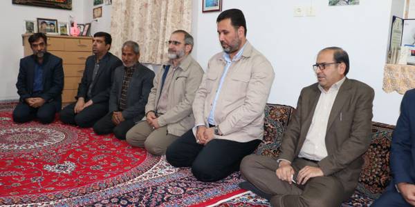 💢حضوردکترمخلص الائمه استاندار مرکزی به همراه دکتر زندوکیلی معاونت هماهنگی امور عمرانی استانداری مرکزی، دکترهادی فرماندار شهرستان اراک، سردار رفیعی کیا فرماندهی نیروی انتظامی استان مرکزی و دیگر مسئولین در منزل شهید مرتضی کارچانی،با خانواده این شهید گرانقدر دیدار و از صبر و شکیبایی ایشان تجلیل نمودند