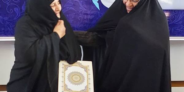 با حضور سرکار خانم مفتح  زاده  مدیر کل دفتر امور بانوان استانداری از  سرکار خانم شاه حسینی بانوی جانباز  و مادر شهید  والا مقام عبدالله نوروزی  تجلیل به عمل امد و  دراین دیدار به بیان خاطرات  شهید  توسط  مادر پرداخته شد  . 1401-07-06