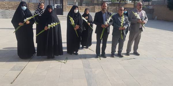 گلباران  گلزار  شهدای  گمنام شهر  آشنتیان  با  حضور سرکار  خانم  مفتح  زاده  و  آقای فراهانی  فرماندار  شهرستان  آشتیان  و  به عطر افشانی  ، اهدای  گل  و نثار فاتحه  پرداخته شد  .1401-07-18