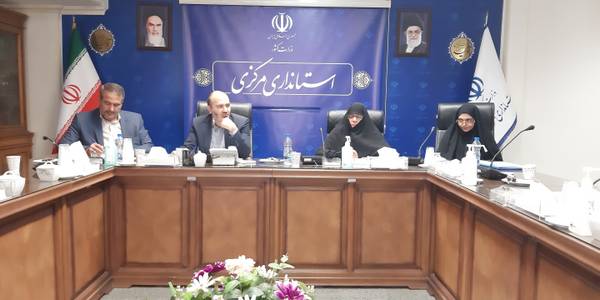 نشست بررسی وقایع اخیر با حضور سرکار خانم مفتح زاده مدیر کل امور  بانوان استانداری  و آقای رحیمی تبار مدیر کل امور امنیتی  و  انتظامی  و آقای  جلالی منش  مشاور استاندار در سالن امیر کبیر استانداری برگزار گردید  و در  ابتدا اعضای محترم دیدگاه های  فرهنگی و تحلیلی خود را در خصوص  مساله عفاف و حجاب و همچنین وقایع اخیر بیان نمودند و سپس جناب آقای جلالی منش  و جناب آقای رحیمی  تبار و سرکار خانم  مفتح زاه  به روشنگری در خصوص  مباحث  مطرح شده پرداختند .١٤٠١-٠٧-٢٠