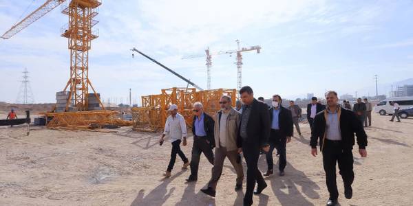 دکتر مخلص الائمه استاندار مرکزی و معاون عمرانی استاندار و دکتر هادی فرماندار شهرستان اراک و جمعی از مدیران از پروژه ۸۱۰۰واحدی اراک بازدید کردند .