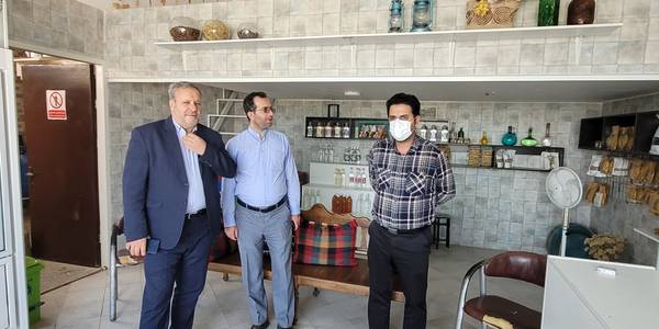 بازدید مدیر کل دفتر امور روستایی و شوراها از کارگاه فرآوری گیاهان دارویی واقع در روستای نورعلیبیگ شهرستان ساوه
