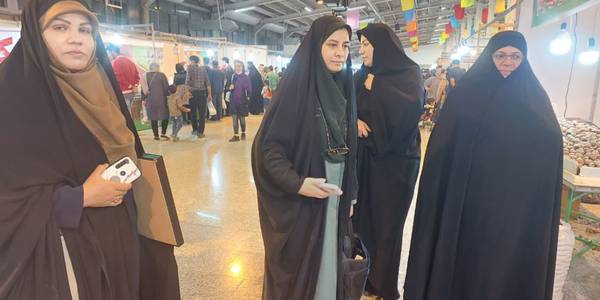 بازدید مدیر کل امور زنان وخانواده استانداری مرکزی به همراه اعضای کارگروه کسب و کار هیات اندیشه ورز  بانوان استانداری  از نمایشگاه سوغات و هدایا .  
١٤٠١-٠٧-٢٥