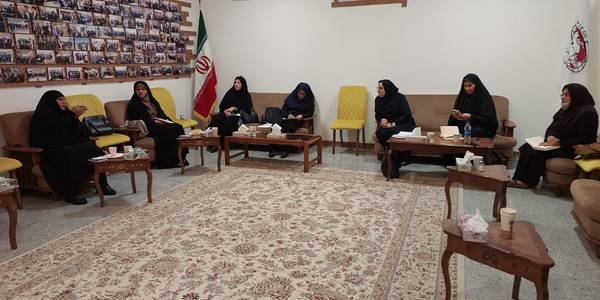 با حضور  مدیر کل امور بانوان استانداری مرکزی پنجمین جلسه کارگروه کسب و کار هیات اندیشه ورز بانوان استانداری مرکزی در محل دائمی نمایشگاههای استان مرکزی هم زمان با نمایشگاه سوغات و هدایا برگزار شد .١٤٠١-٠٧-٢٥