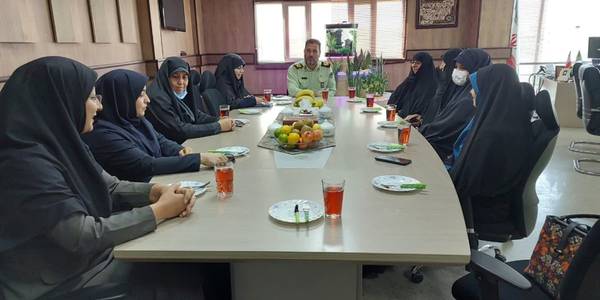 نشست مشترک مدیر کل دفتر زنان وخانواده استانداری مرکزی و مشاور نماینده ولی فقیه در استان به همراه جمعی از اعضای هیات اندیشه ورز بانوان استانداری مرکزی با جناب آقای  دکتر رفیعی کیا فرماندهی فراجا به مناسبت هفته نیروی انتظامی .١٤٠١-٠٧-٢٥