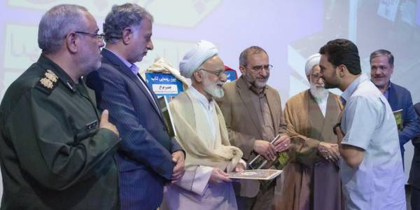 خانواده شهدا، هویت معنوی کشور هستند