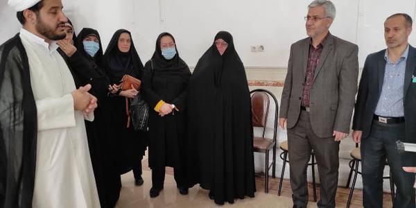 فرماندار و مدیر کل بانوان و خانواده استانداری از تعدادی واحدهای تولیدی شهرستان خمین بازدید کردند