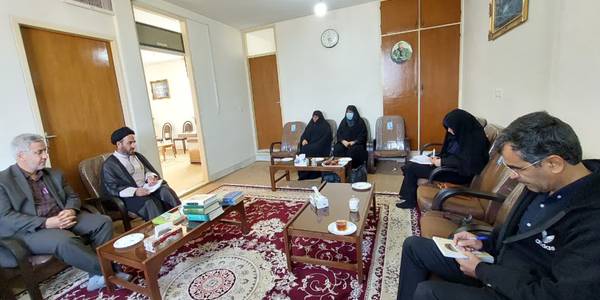 دیدار با امام جمعه شهرستان خمین  حجت الاسلام والمسلمین  حاج آقا میرصادقی  و  خانم  مفتح زاده  مدیر کل امور بانوان استانداری  مرکزی  در محل  بیت امام  جمعه که در آن به بیان  مشکلات جمعیتی و نقش ائمه جمعه  در  فرهنگ سازی برای فرزند آوری و کاهش  معضلات  جمعیتی پرداخته  شد  .٠١-٠٨-١٤٠١