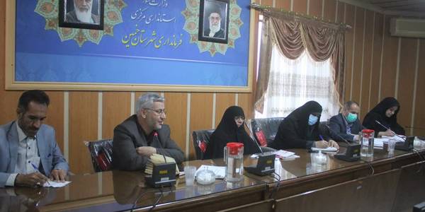 به ریاست خانم  مفتح زاده  مدیر کل امور بانون  و خانواده استانداری  مرکزی و با حضور فرماندار شهرستان خمین آقای  کمانکش  جلسه  ستاد  حمایت از خانواده  و جوانی  جمعیت  در سالن  جلسات فرمانداری خمین  برگزار گردید  که طی آن  به بیان  نکات مهم  پیرامون جمعیت توسط  فرماندار مطرح  شد . ٠١-٠٨-١٤٠١