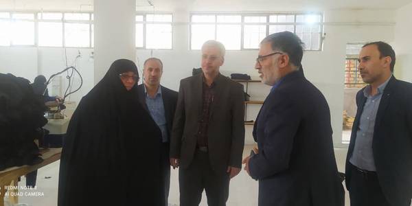 با حضور خانم مفتح زاده مدیر کل بانوان استانداری مرکزی بازدیدی از کارگاه  خیاطی  شهر خمین انجام شد . ٠١-٠٨-١٤٠١