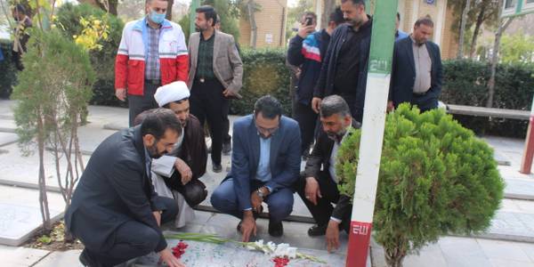 آیین غبار روبی گلزار شهدا به مناسبت هفته پدافند غیرعامل