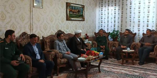 دیدار فرماندار با خانواده معظم شهید مرتضی شریفی