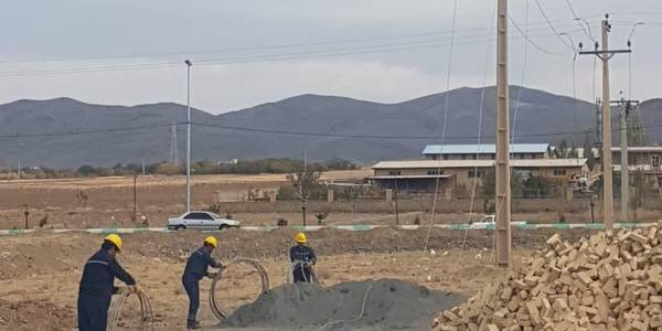 عملیات جابجایی شبکه برق در بلوار سردار شهید حاج قاسم سلیمانی مرکز شهرستان خنداب