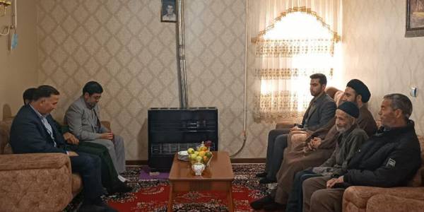 دیدارفرماندار خنداب با خانواده معزز شهید دانش آموز