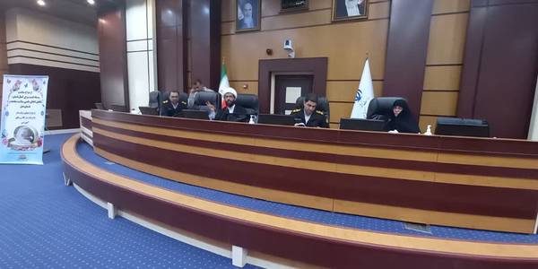 جلسه سوم دوره آموزشی  جمعیت به ریاست سرکار خانم مفتح  زاده  مدیر  کل بانوان استانداری مرکزی و جناب حجت الاسلام منفرد  پژوهشگر حوزه  جمعیت و معاون سیاست های جمعیتی در سالن غدیر استانداری برگزار  گردید و به بیان فرمایشات مقام معظم رهبری (مد ظله العالی ) در خصوص  موراد ضرورت  افزایش جمعیت  و فرزند آوری  و آسیب های  خانواده  های بدون فرزند و تک فرزند و مزایای  خانواده  خوش جمعیت از اهم موارد  مطروحه بود  و درادامه  نیز جناب سرهنگ  پور شمس فرمانده پلیس  راه استان  و جناب سرهنگ  دوم کمال آبادی رئیس آموزش فرهنگ ترافیک  پلیس  راه استان  نیز در خصوص حوادث  ترافیکی و مرگ و میر ناشی از تصادفات  نقش  مهم آن در کاهش آمار جمعیت پرداختند.  ١٤٠١-٠٨-١٧