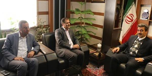 فرماندار شهرستان شازند با مدیرعامل شرکت آب منطقه ای استان مرکزی دیدارو گفتگو کردند.