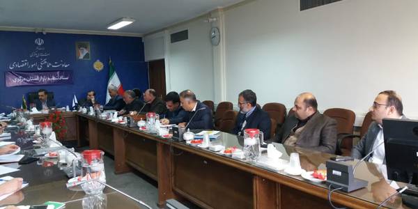 با حضور معاون هماهنگي امور اقتصادي و توسعه استانداري مركزي در صندوق نوآوري و شكوفايي كشور گام مثبت در جهت حمايت مالي از شركت هاي دانش بنيان استان مركزي برداشته شد.
در جلسه اي كه با حضور روساي دانشگاه اراك، پارك علمي و فناوري استان مركزي در حضور دكتر ميرزاخاني معاون هماهنگي وامور اقتصادي استانداري مركزي برگزار گرديد دكتر وحدت رئيس صندوق نوآوري و شكوفايي كشور بيان داشت: 113 شركت دانش بنيان در استان مركزي ثبت شده است كه از اين تعداد تنها 88 شركت فعاليت مشخص دارند و از اين 88 شركت 55 شركت موفق به دريافت خدمت از صندوق نوآوري و شكوفايي در قالب سامانه غزال شده اند كه در اين ميان 33 شركت موفق به اخذ تسهيلات به ارزش كلي 600 ميليارد ريال شده اند كه اين موضوع تناسبي با فعاليت هاي دانش بنيان در استان مركزي ندارد. و در نهايت مقرر گرديد صندوق پژوهش و فناوري استان مركزي با قوت و براي حمايت جدي از شركت هاي دانش بنيان اقدام نمايد و همچنين ضمن صدور دستور جهت حمايت مالي  و توانمند سازي شركت هاي دانش بنيان استان مركزي از سوي رئيس صندوق نوآوري و شكوفايي كشور مقرر گرديد سفر استاني بدين منظور داشته باشند.