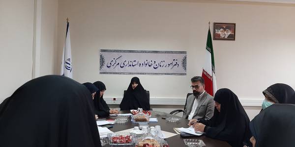 به ریاست  سرکار خانم مفتح زاده مدیرکل  باتنوان استانداری  جلسه هسته  مرکزی هیات اندیشه ورز بانوان استان  با رویکرد  جمعیت  و امور فرهنگی و  تبلیغاتی نمایشگاه  دائمی ارائه محصولات و تولیدات خانگی بانوان با حضور  آقای شعبانی رئیس سازمان فرهنگی  ورزشی شهرداری در محل دفتر 
بانوان  برگزار گردید  . ١٤٠١-٠٨-٢٦