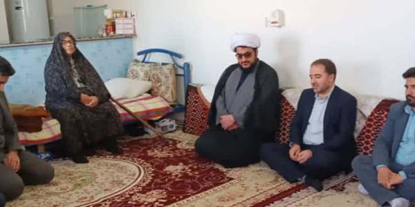 دیدار فرماندار خنداب با خانواده معظم شهیدان والامقام   " نعمت اله محمدی و محسن رستمی" در روستای دهسد