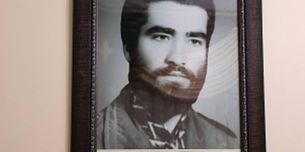 دیدار فرماندار شهرستان شازند و فرمانده سپاه روح اله استان مرکزی با خانواده سردار شهید سیاوش امیری