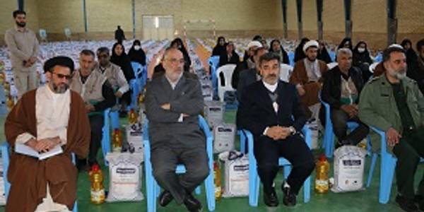 تهیه و توزیع بسته های کمک مومنانه با حضور فرماندار شهرستان شازند و فرمانده سپاه روح اله استان مرکزی
