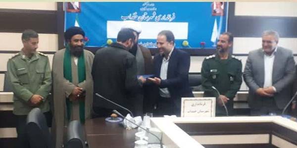 تجلیل ازفعالین عرصه سازندگی و محرومیت زدایی درشهرستان خنداب بمناسبت بزرگداشت هفته بسیج