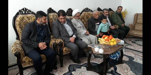 به مناسبت هفته بسیج محمدرضا رضایی فرماندار تفرش از ۳ جانباز سرافراز دیدار و از صبر و استقامت ایشان تجلیل به عمل آمد.