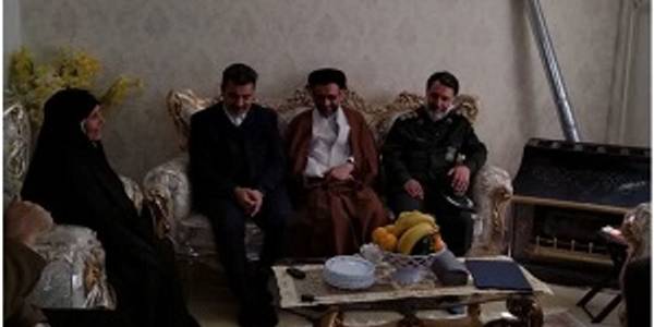 دیدار فرماندار شهرستان شازند با خانواده شهدا در شهر شازند