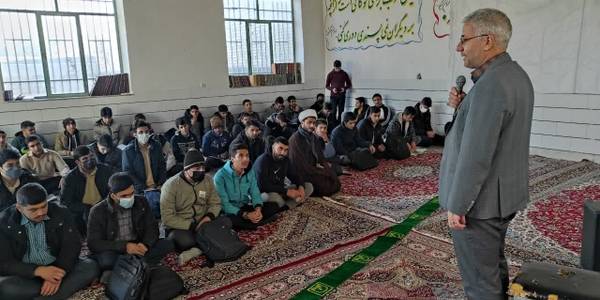 نشست بصیرتی جهاد تبیین در مدرسه متوسطه دوم پسرانه صدرا خمین برگزار شد