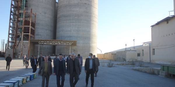 معاون استاندار از کارخانه آرد هفت سواران شهرستان خمین بازدید کرد