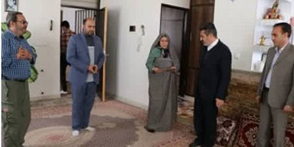 دیدار فرماندار شهرستان شازند با خانواده جانباز۷۰ درصد در شهر شهباز