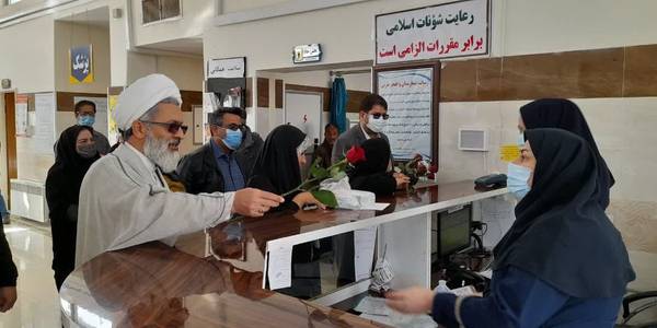 به مناسبت ولادت با سعادت حضرت زینب(س) و روز پرستار مهندس محمدرضا رضایی فرماندار شهرستان تفرش به همراه حجت‌الاسلام‌والمسلمین اجرایی امام جمعه  تفرش و جمعی از مسئولان با حضور در بیمارستان والفجر و جشن روز پرستار از زحمات و خدمات گرانقدر و ارزشمند پرستاران و کادر این مجموعه درمانی با اهداء شاخه گل و لوح تقدیر قدردانی نمودند.