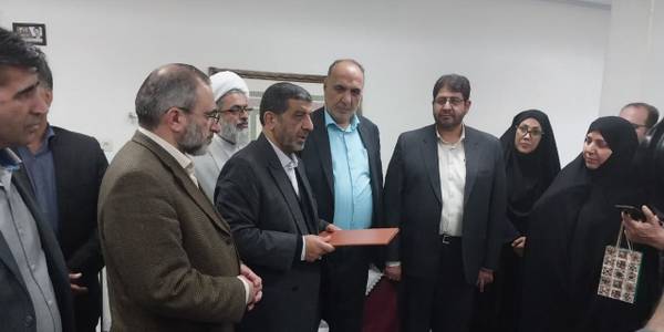 لوح ثبتی شهر ملی تفرشی دوزی توسط وزیر میراث فرهنگی، گردشگری و صنایع دستی به محمدرضا رضایی فرماندار شهرستان تفرش اهدا شد.