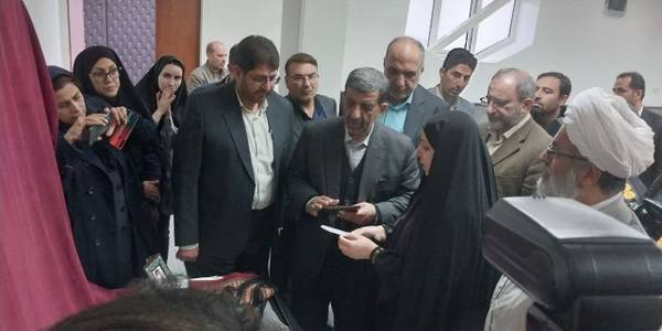 بازدید وزیر میراث فرهنگی، گردشگری و صنایع دستی، استاندار مرکزی، محمدرضایی فرماندار تفرش ، بیاتی نماینده مردم تفرش و جمعی از مسؤولان از نمایشگاه تفرشی دوزی در فرمانداری تفرش