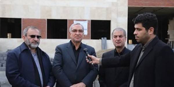 بازدید وزیر بهداشت، درمان و آموزش پزشکی و استاندار مرکزی از ساختمان درحال احداث مرکز جامع سلامت در شهر شازند