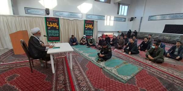 صبح امروز مراسم معنوی زیارت عاشورا و کلاس درس اخلاق مدیران باحضور محمدرضا رضایی فرماندار شهرستان تفرش و حجت‌الاسلام‌والمسلمین اجرایی امام جمعه و مدیران و کارکنان ادارات شهرستان در محل فرمانداری برگزار گردید.