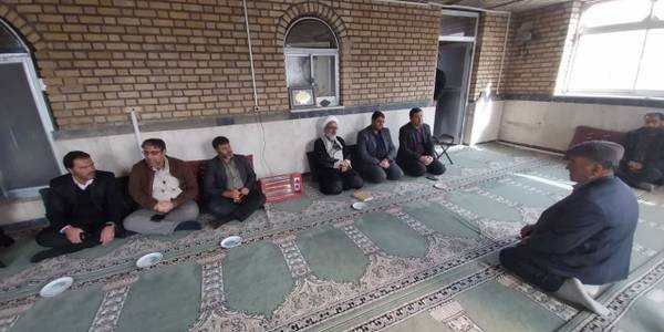 محمد رضا رضایی فرماندار به همراه حجت‌الاسلام اجرایی امام جمعه، درودیان بخشدار مرکزی، سرهنگ میرهادی فرمانده ناحیه مقاومت بسیج و جمعی دیگر از مدیران دستگاه‌های اجرایی شهرستان با حضور در روستای #بن_نساء با اهالی این روستا دیدار نمودند.