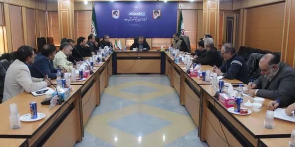 کارگروه آرد و نان استان با محوریت مسائل شهرستان ساوه با حضور استاندار مرکزی، معاون استاندار و فرماندار ویژه شهرستان ساوه، مدیر کل امور اقتصادی استانداری، رییس اداره غله و خدمات بازرگانی استان، مدیران استانی و شهرستانی و اعضای مربوطه برگزار شد.
🔹استاندار مرکزی پیش از جلسه از چند واحد نانوایی با هدف بررسی مشکلات  در این حوزه بازدید کرد.