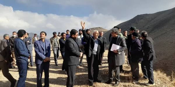 بازدید میدانی محمدرضا رضایی فرماندار شهرستان تفرش و جودکی مدیرکل صنعت و معدن استان و هیئت همراه و سایر مسئولین، از معدن نقره کمر تفرش.
در این بازدید فرماندار در جریان آخرین وضعیت معدن قرار گرفتند و دستورات لازم را اتخاذ فرمودند.