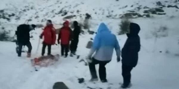 سقوط ۲ جوان در ارتفاعات کوه های روستای خسبیجان بخش زالیان و نجات آنان توسط امدادگران استان مرکزی و شهرستان شازند