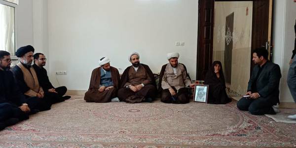 امام جمعه شهر میلاجرد بعد از ادای احترام به شامخ شهدای گمنام با خانواده  شهید حسن عاشری دیدار کردند