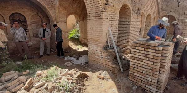 بازدید ابراهیم رستمی فرماندار کمیجان از روند بازسازی مدرسه تاریخی میرزا اصغر رجیل