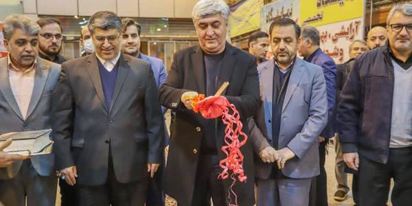 یازدهمین نمایشگاه صنعت خودرو، قطعات و صنایع وابسته در اراک با حضور میرزاخانی معاون هماهنگی امور اقتصادی و توسعه منطقه ای استانداری و مدیرعامل شرکت ایران خودرو 
مدیرعامل گروه صنعتی ایران خودرو گفت: تولیدات کیفی گروه صنعتی ایران خودرو ۵۰ درصد افزایش یافت.
 خطیبی چهارشنبه شب در حاشیه گشایش نمایشگاه خودرو و قطعات وابسته در نمایشگاه بین‌المللی اراک افزود: پروژه تولید کامل ایران خودرو به تنهایی ۲۵ درصد ارتقای کیفیت برای محصولات به همراه داشته و حدود ۸۰ درصد از ۲۷۹ پروژه ارتقای کیفی تعریف شده در این صنعت، اجرا شده است.
وی بیان کرد: بحث افزایش ارتقای کیفی تولیدات ایران خودرو، آرام آرام برای مشتریان محسوس می‌شود.
مدیرعامل ایران گروه صنعتی ایران خودرو ادامه داد: امسال اتفاق مهمی در صنعت خودروسازی رخ داد و این گروه برای همیشه با خودروهای ناقص خداحافظی کرد، خودروهای ناقص دهه‌های اخیر صنعت خودرو را آزار می‌داد و از ابتدای خردادماه امسال ۱۰۰ درصد تولیدات ایران خودرو تولید کامل است.
خطیبی اظهار داشت: برنامه تولید گروه صنعتی ایران خودرو تا پایان سال، حدود ۷۵۰ هزار دستگاه هدفگذاری شده است که امید است بخش زیادی از آن محقق شود و از ابتدای امسال تا صبح امروز (چهارشنبه) بالغ بر ۴۷۰ هزار دستگاه تولید شده و این به معنی آن است که تولیدات ۱۴۹ هزار دستگاه نسبت به مدت مشابه قبل بیشتر شده است.
وی تصریح کرد: همچنین میزان عرضه و تحویل به بازار هم مقدار قابل توجهی نسبت به سال قبل افزایش داشته و حدود ۴۰ درصد تحویل بیشتر شده است.

پنجشنبه 8 دی 1401