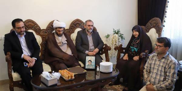 دیدار استاندار مرکزی، معاون هماهنگی امور عمرانی استاندار و فرماندار کمیجان با خانواده شهید کمیجانی