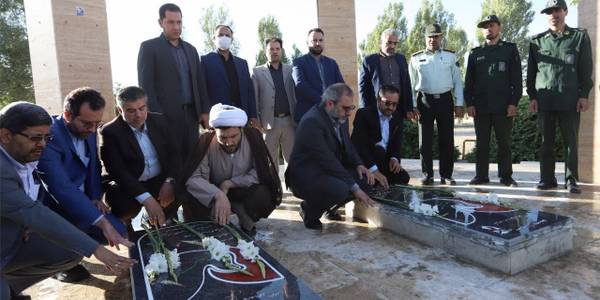 همزمان با هفته دولت استاندار مرکزی به همراه معاون هماهنگی امور عمرانی استاندار، فرماندار کمیجان و جمعی از مدیران با حضور در گلزار مطهر شهدای کمیجان به مقام شامخ شهدا ادای احترام کردند