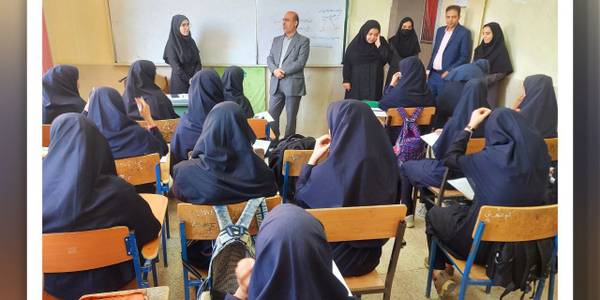 به مناسبت آغاز سال تحصیلی جدید ، محمد حسن آصفری از تعدادی از مدارس شهرستان های خنداب و کمیجان بازدید کرد.