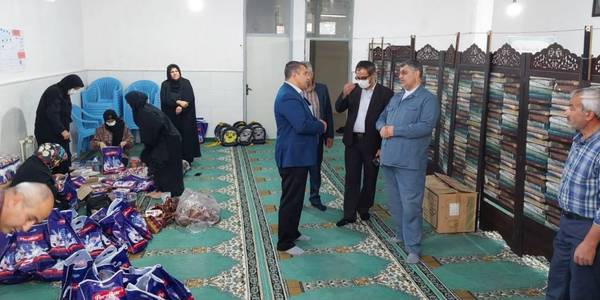 بازدید دکتر علی اکبر کریمی نماینده مردم شریف شهرستان های اراک، کمیجان و خنداب در مجلس شورای اسلامی به همراه فرماندار شهرستان کمیجان و معاون فرماندار از مراحل آماده سازی بسته‌ های لوازم تحریر توسط کمیته امداد امام خمینی(ره) جهت خانوادهای تحت پوشش