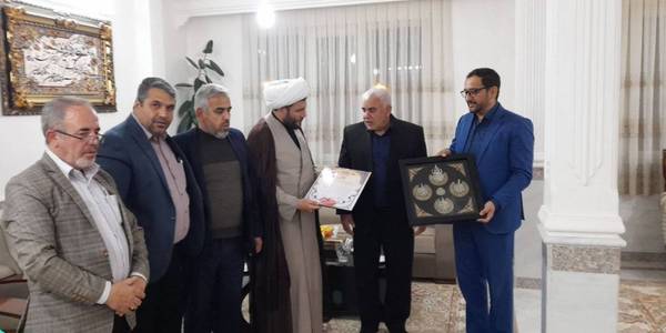 همزمان با هفته بسیج ، امام جمعه ، فرماندار ومعاون فرماندار، رئیس کمیته امداد امام ره و امدادگران بسیجی شهرستان کمیجان ، به پاس قدر دانی از ایثارگری جانباز و بسیجی دفاع مقدس و امدادگر بازنشسته، با حضور در منزل ایشان از این عزیز تجلیل به عمل آوردند .